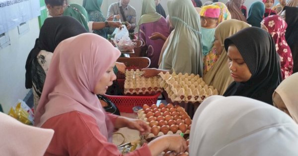 Gerakan Pasar Murah Pemkab Sinjai di Serbu Warga P9