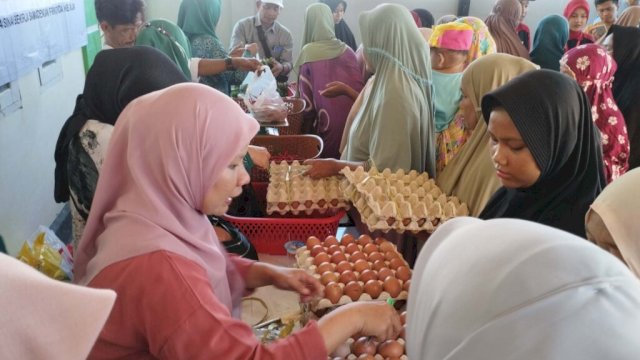 Gerakan Pasar Murah Pemkab Sinjai di Serbu Warga P9