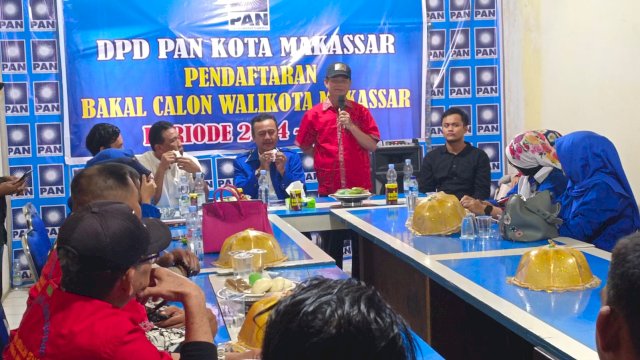 Politisi Senior PAN Busrah Abdullah (berdiri), foto: HN/Sinta