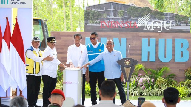 Peresmian groundbreaking pembangunan PLN Hub di Pusat Ibu Kota Negara (IKN) Nusantara yang dilakukan oleh Presiden Republik Indonesia Joko Widodo (tengah), Menteri Sekretaris Negara Praktikno (paling kanan), Menteri Pekerjaan Umum dan Perumahan Rakyat Basuki Hadimuljono (paling kiri), Direktur Utama PLN Darmawan Prasodjo (kedua dari kanan) dan Pj Gubernur Kalimantan Timur Akmal Malik (kedua dari kiri) pada Rabu (5/6).