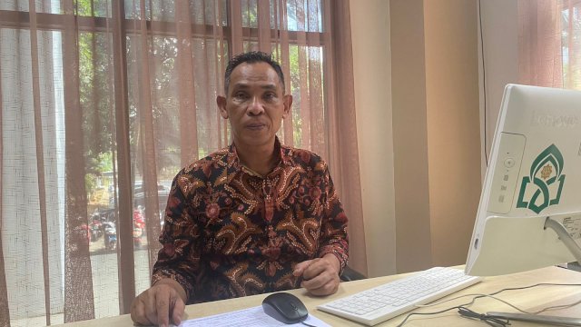 Kepala Bagian (Kabag) Umum, Salman Ahmad saat ditemui harian.news di ruangannya. Foto: HN/Gita