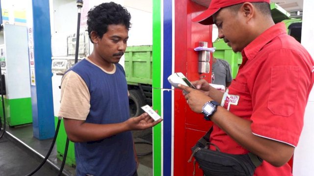 Operator SPBU memindai QR Code sebagai syarat dalam pembelian solar subsidi. Ini bertujuan agar subsidi yang dialokasikan bagi masyarakat tertentu bisa memperoleh akses energi yang sama dan tepat sasaran. Foto: dok
