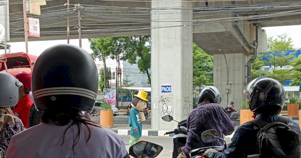 Lama tak Muncul, Pengamen Badut Jalanan Kembali Mengaspal di Kota Makassar