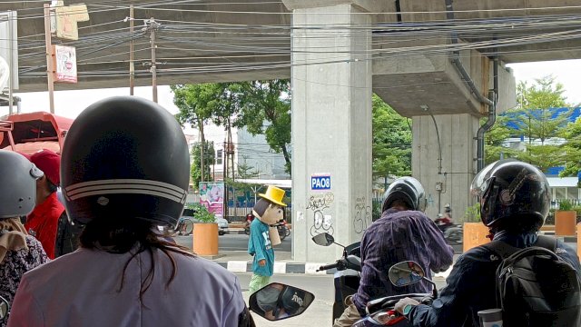 Manusia Badut ruas jl AP Pettarani menuju Rappocini. Foto: HN/Sinta