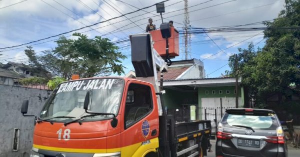 Dukung Lomba Kelurahan Terpadu, Dishub Makassar Lakukan Pemasangan Lampu hingga Marka Jalan