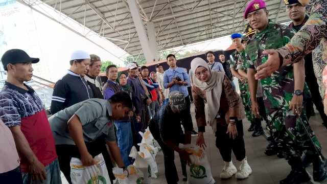 Suasana penyerahan bantuan pangan beras tahap II. Foto: HN/Sinta.