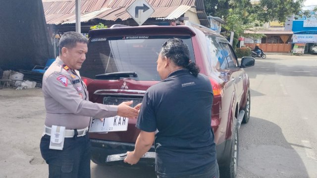 Kasatlantas Kab Barru menindaki pemilik kendaraan Pajero dengan plat palsu. Foto: HN/MY Yahya