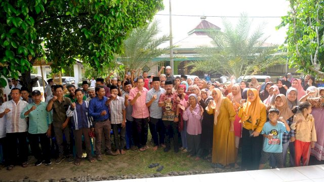 ARM saat mengunjungi warga Kecamatan Bajeng. Foto: HN/Yusrizal