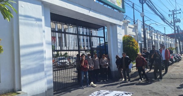 Gelar Aksi di Depan Kejati Sulsel, Puluhan Mahasiswa Minta Pengusutan ‘Fee’ Proyek Pengaspalan KIPA