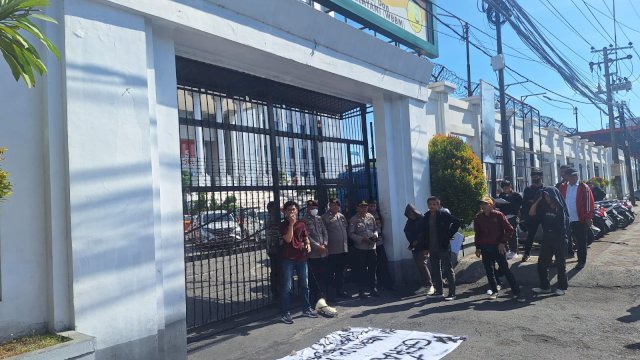 Puluhan mahasiswa yang tergabung dalam Aliansi Gerakan Mahasiswa Sulsel (AGMS) melakukan aksi unjuk rasa di depan Kantor Kejaksaan Tinggi (Kejati) Sulsel, Jl Urip Sumoharjo, Kota Makassar, Senin (24/6/2024). Foto: dok