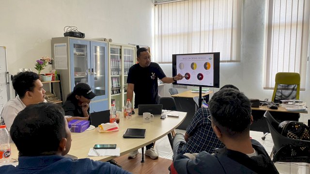 Kopidukasi menggelar diskusi tentang teh di Makassar. (Foto: Gita/HN)