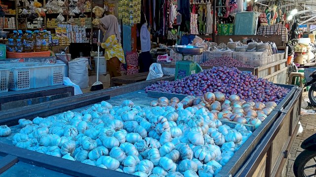 Suasana di pasar Pa'baeng-baeng Makassar. (Foto: Shinta/HN)