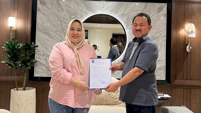 Putri Dakka bersama Pengurus DPP Saat Menerima rekomendasi PAN. (Foto: dok)