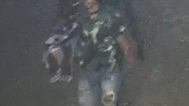 Aksi maling di perumahan bukit Baruga Antang yang terekam dalam CCTV. Foto: tangkapan layar