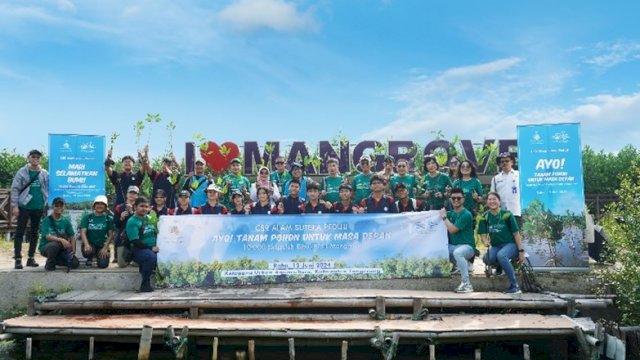 Peserta CSR berfoto bersama dengan bibit-bibit Mangrove. (Foto: Alam Sutera)
