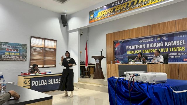 Pengamat Transportasi UNM Qadriathi Dg Bau saat menjadi narasumber pada pelatihan Bidang Kamsel Direktorat Lalu Lintas Angkutan di Aula Biru Dirlantas Polda Sulsel.