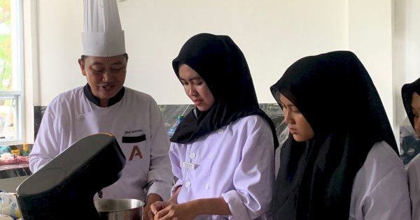 Poltekbos Kolaborasi Chef Profesional Ciptakan Produk Europa Cakes