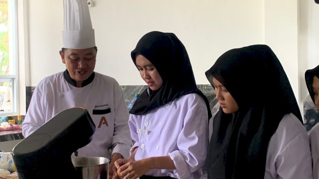 Mahasiswa Poltekbos dan Chef Profesional membuat Europan cakes. (Foto: Humas Poltekbos)