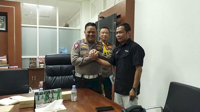 Dirlantas Polda Sulteng Kombes Pol Dodi Darjanto saat meminta maaf kepada Jurnalis SCTV Syamsuddin Tobone. Foto: ist