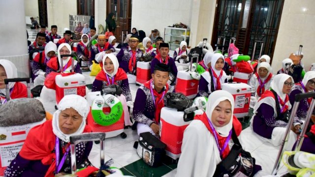 Berangkatkan 240 JCH, Pj Bupati Sinjai: Manfaatkanlah Kesempatan Ini Sebaik-baiknya