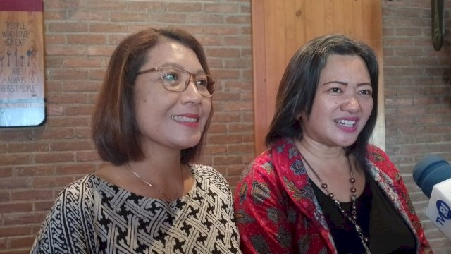 Pelaksana acara Bali Meet Makassar, Lenny Willyana (Batik Merah) dan GM J4 Hotel Legian Bali Ayu Manik (Batik Abu). (Foto: Gita/HN)