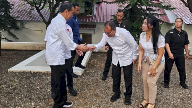 Ketua Projo Sulsel Herwin Nini Ala bersama Danny Pomanto yang juga Ketua Dewan Pembina Projo Sulsel bertemu Presiden Jokowi di Tanjung Bira Bulukumba. (Foto: dok)