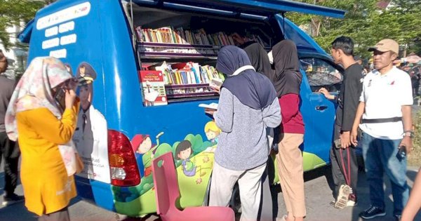 Tumbuhkan Minat Baca Warga Makassar, Dispus Pasang Dongkel Library di CFD Boulevard