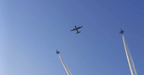 Pesawat TNI Skadron Udara 5 Lanud Sultan Hasanuddin Lakukan Atraksi di F8 Makassar