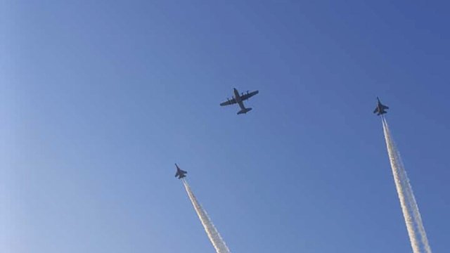 LPesawat Boeing 737-200 milik Skadron Udara 5 Lanud Sultan Hasanuddin menghibur pengunjung F8 Makassar. Foto: HN/Sinta