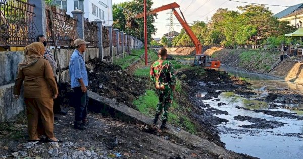 Setelah 15 Tahun tak Dikeruk, Sedimen Kanal di Kelurahan Pandang Akhirnya Dibersihkan