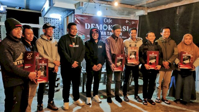 Cafe Demokrasi, forum santai KPU Sinjai di Kawasan Tahura Sinjai Borong, Kamis (11/7) malam ||Foto:dok_hariannews