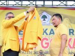 Resmi Jadi Kader Golkar, Taufan Pawe Kenakan Jas Kuning ke Calon Bupati Sidrap Haji Mashur