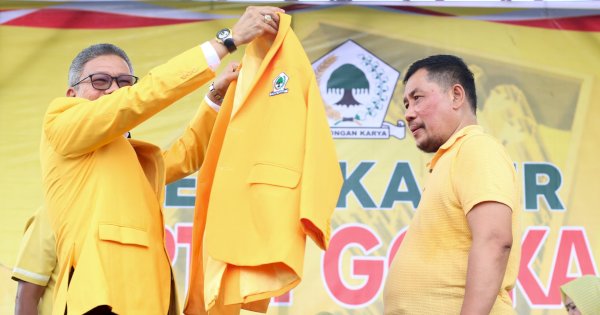 Resmi Jadi Kader Golkar, Taufan Pawe Kenakan Jas Kuning ke Calon Bupati Sidrap Haji Mashur