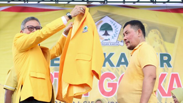 Taufan Pawe kenakan jas kuning ke Haji Mashur. (Foto: Humas Golkar)