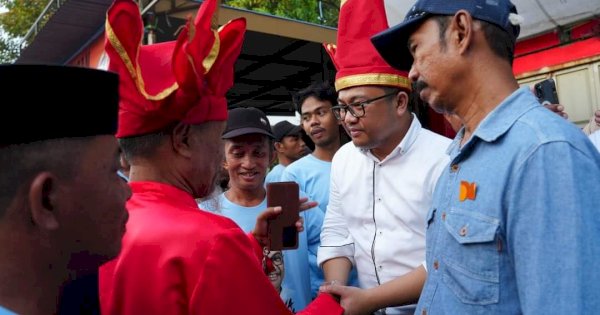 Kunjungi Warga Barombong Gowa, DM Disambut ‘Patonro Merah’: Bukti Komitmen Warga Menangkan Pilkada