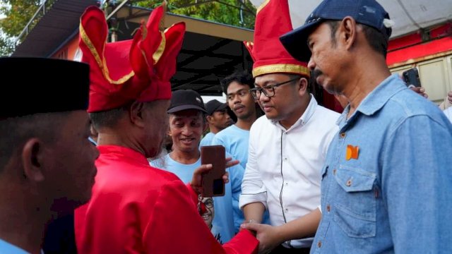Kunjungi Warga Barombong Gowa, DM Disambut &#8216;Patonro Merah&#8217;: Bukti Komitmen Warga Menangkan Pilkada