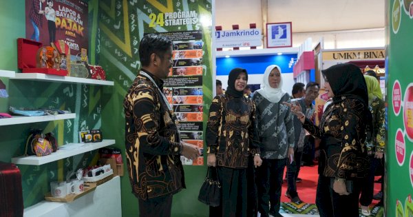 Booth Pemkot Makassar Jadi Sorotan di Indonesia City Expo 2024: Menawarkan Kue Tradisional dan Promosi Kuliner Makassar