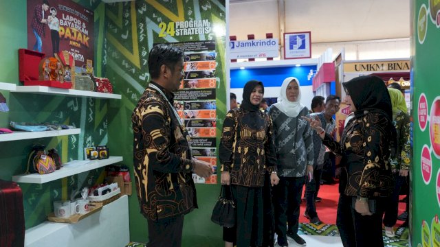 Booth Pemkot Makassar Jadi Sorotan di Indonesia City Expo 2024: Menawarkan Kue Tradisional dan Promosi Kuliner Makassar