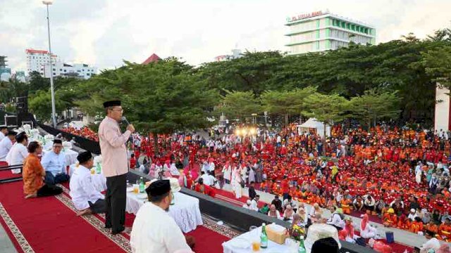Buka puasa bersama Pemkot Makassar yang rutin dilakukan setiap pekan selama Bulan Suci Ramadan 1445 Hijriah yang berlangsung di Anjungan City Of Makassar, Jumat (5/4).