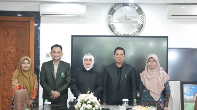 Bunda PAUD Kota Makassar Indira Yusuf Ismail menerima audiensi yang dilakukan oleh sejumlah pimpinan kampus Universitas Islam Negeri (UIN) Alauddin Makassar di kediamannya, Sabtu (20/04/2024).