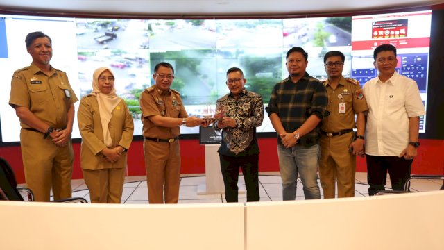 Bupati Kabupaten Banggai, Amirudin Tamoreka, melakukan kunjungan ke War Room Pemerintah Kota Makassar untuk mempelajari penerapan konsep Smart City di Kota Makassar pada Selasa (28/05/2024).