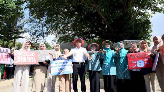Wali Kota Makassar Moh Ramdhan Pomanto didampingi Ketua TP PKK Kota Makassar Indira Yusuf Ismail menerima kunjungan Pj Ketua TP PKK Pemprov Sulsel Ninuk Triyanti Zudan dan Tim Verifikasi Lapangan Lomba Kelurahan tingkat Sulsel 2024 di Kelurahan Manggala, Kecamatan Manggala, Rabu (26/06/2024).