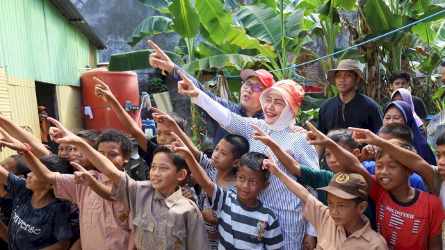 Wali Kota Makassar Moh Ramdhan Pomanto didampingi Ketua TP PKK Makassar Indira Yusuf Ismail mengunjungi Pulau Barrang Lompo, Kecamatan Sangkarrang, Jumat (12/7).