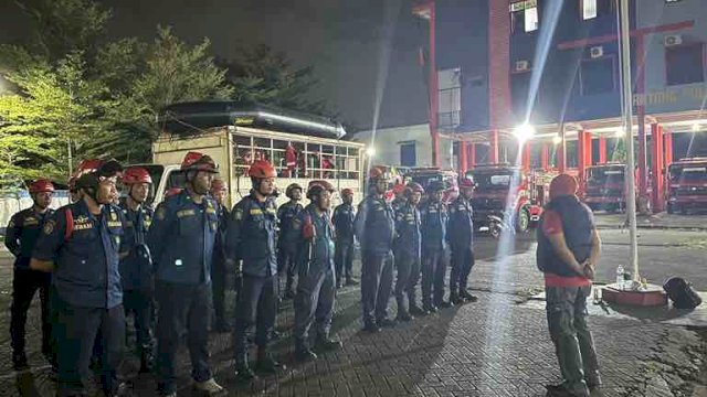 Kepala Dinas DamKarMat Makassar, Hasanuddin beserta jajarannya melepas 22 orang personil rescue menuju Kabupaten Enrekang dan Kabupaten Luwu pada Sabtu (04/05/2024).