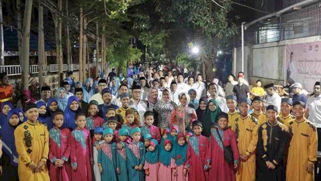 Wali Kota Makassar Moh Ramdhan Pomanto didampingi Ketua TP PKK Indira Yusuf Ismail mengikuti buka puasa bersama Keluarga Besar Pemerintah Kecamatan Makassar di Kantor Camat Makassar, Rabu (3/4/2024).
