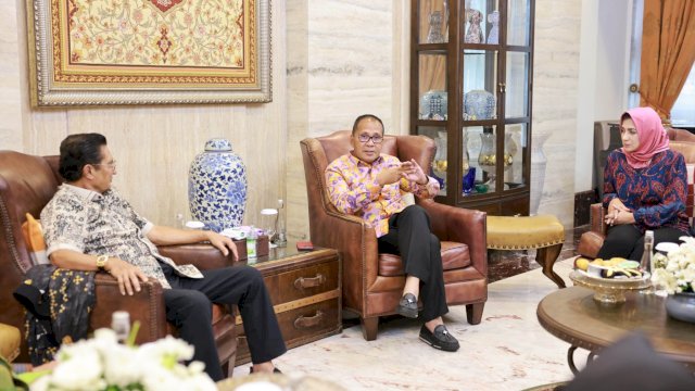 Wali Kota Makassar Moh Ramdhan Pomanto menyambut hangat silaturahmi Wakil Ketua MPR RI Fadel Muhammad beserta keluarga di kediamannya, Jl Amirullah, Kamis, (18/04/2024).