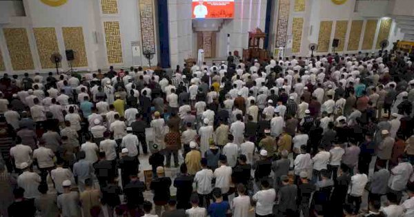 Danny Pomanto dan Ribuan RT-RW se-Makassar Khusyuk Itikaf Ramadan di Masjid Kubah 99