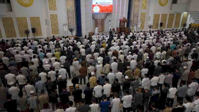 Danny Pomanto dan Ribuan RT-RW se-Makassar Khusyuk Itikaf Ramadan di Masjid Kubah 99