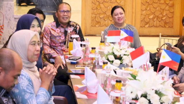 Konsulat Jenderal (Konjen) Filipina di Indonesia Marry Jennifer Domingo menghadiri jamuan makan malam di kediaman pribadi Wali Kota Makassar Moh Ramdhan Pomanto, Jalan Amirullah, Jumat (19/4/2024).