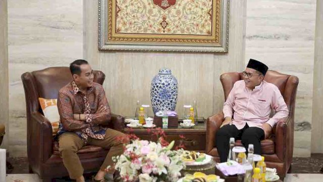 Wali Kota Makassar Moh Ramdhan Pomanto sambut hangat silaturahmi Idul Fitri Kapolda Sulsel Irjen Pol Andi Rian R Djajadi di kediamannya, Jalan Amirullah, Kamis, (11/04/2024).